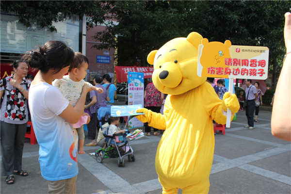 5月29日，梧州市婦幼保健院到潘塘公園參與衛(wèi)生系統(tǒng)開展的世界無煙日宣傳活動，該院醫(yī)務人員扮成可愛的卡通造型，呼吁市民為孩