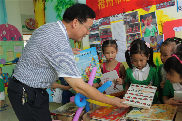 梧州市總工會(huì)黨組書記、常務(wù)副主席朱明勝在梧州市總工會(huì)到梧州高新區(qū)雙語實(shí)驗(yàn)學(xué)校開展關(guān)愛農(nóng)民工留守活動(dòng)中為孩子們送上學(xué)習(xí)用具