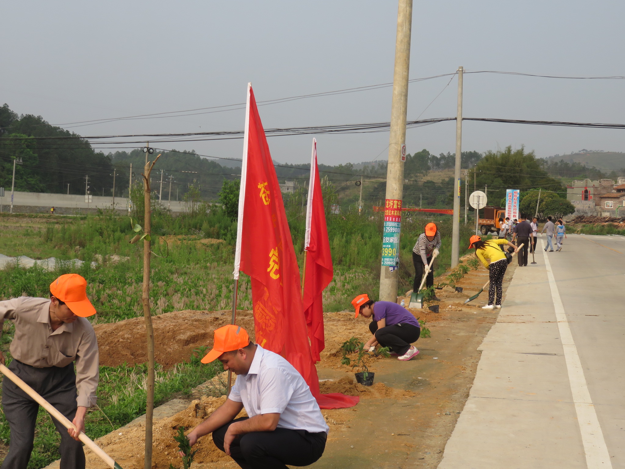 3月19日，龍圩區(qū)人民政府麥用潤(rùn)副區(qū)長(zhǎng)、大坡鎮(zhèn)政府鐘柱海書記、桂東公路管理局陳志武書記、蒼梧公路管理局樂(lè)金梅局長(zhǎng)等領(lǐng)導(dǎo)與