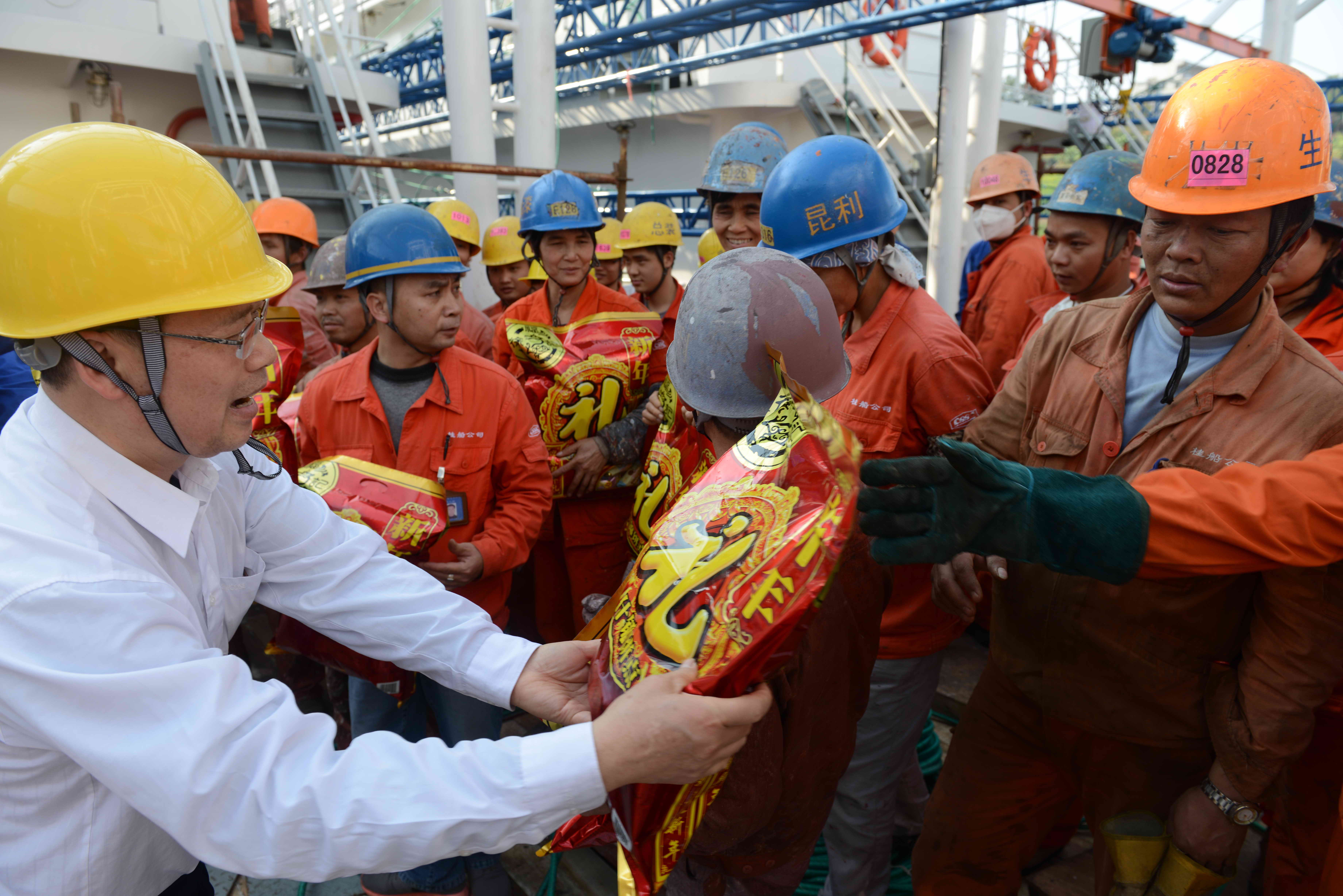梧州市總工會黨組書記、常務(wù)副主席朱明勝為一線職工贈送新春禮包.jpg