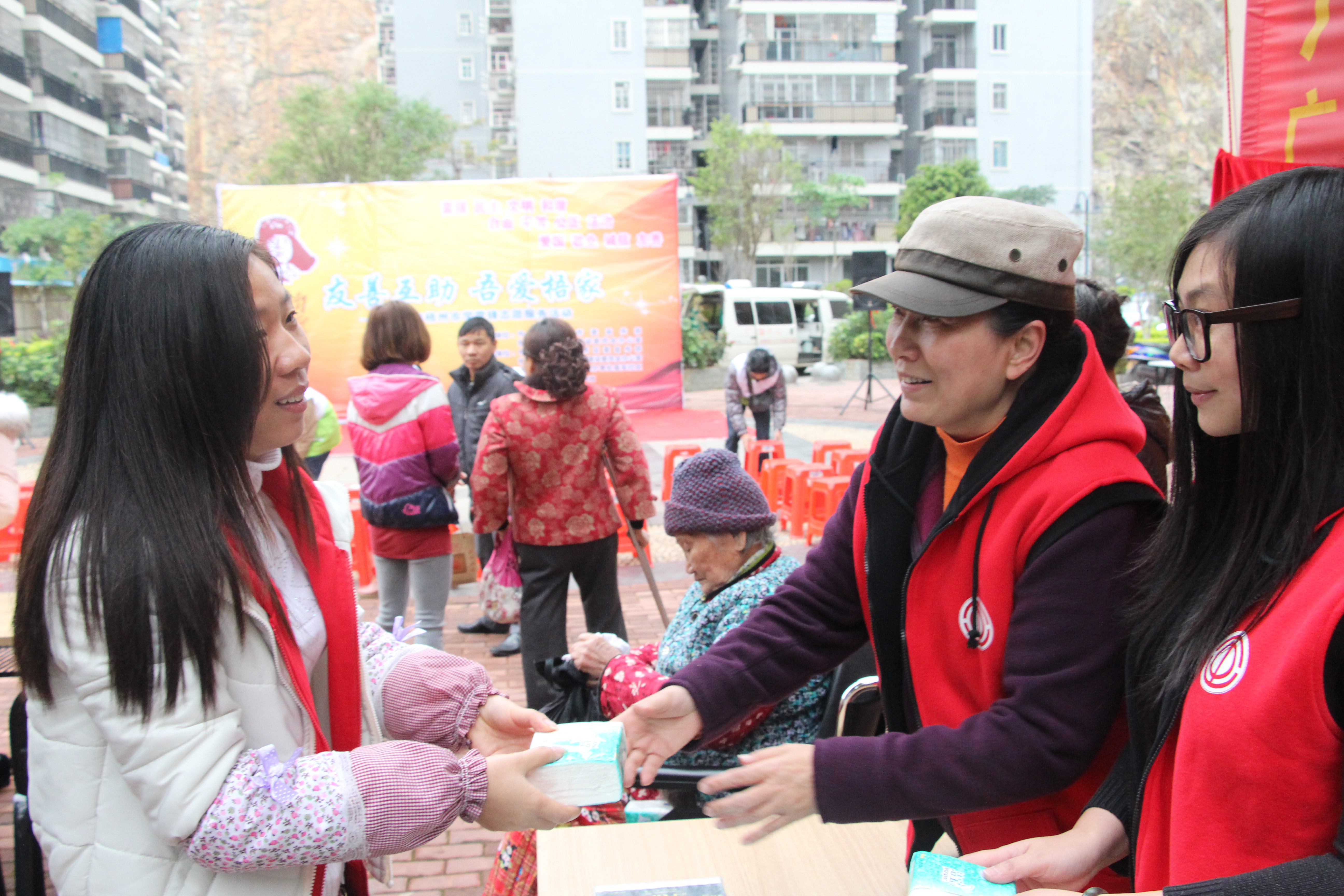 市總職工燈謎協(xié)會舉辦“學(xué)雷鋒職工燈謎進(jìn)社區(qū)”活動