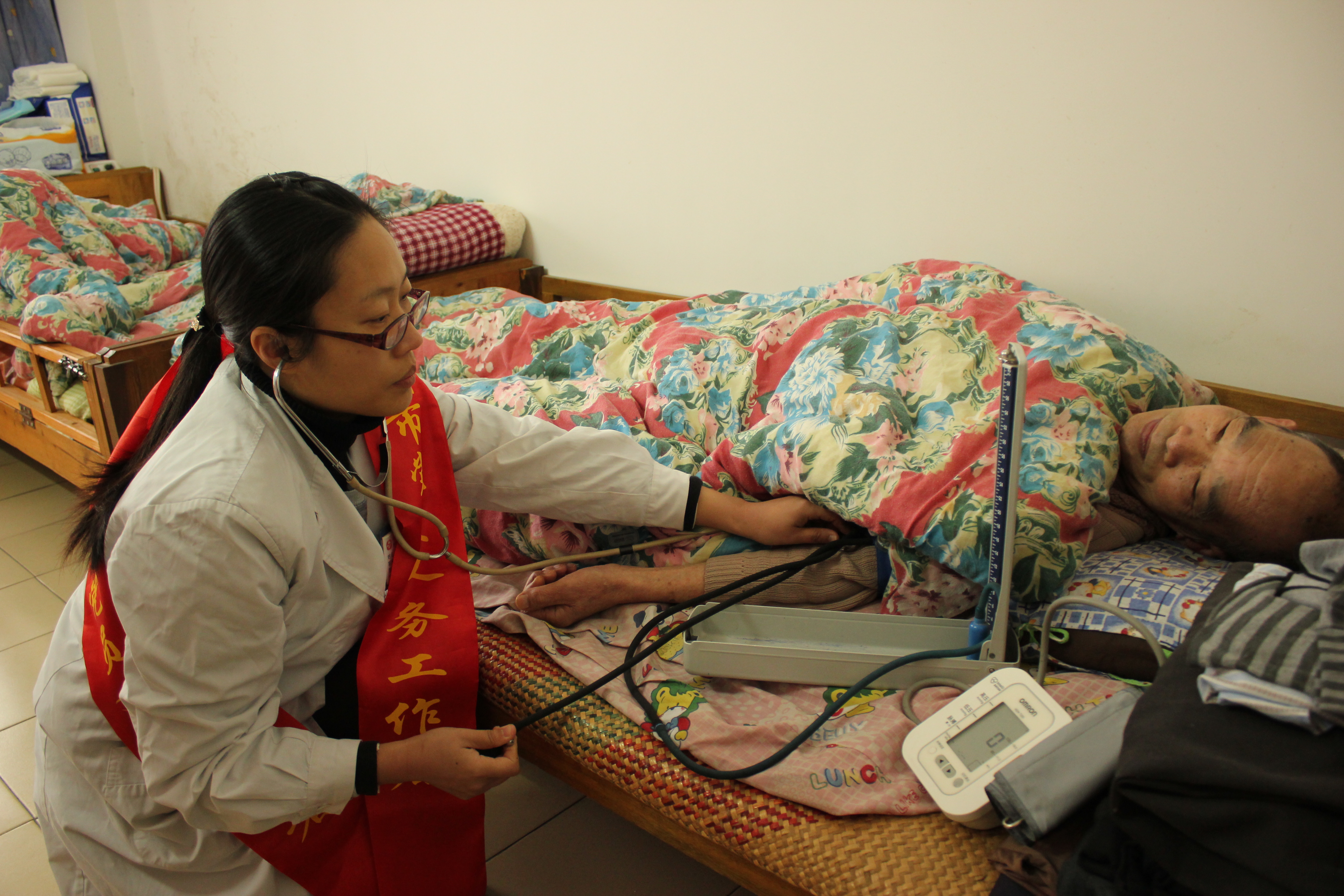 市婦幼保健院聯(lián)合開展“弘揚雷鋒精神，愛心服務(wù)社區(qū)”志愿服務(wù)活動