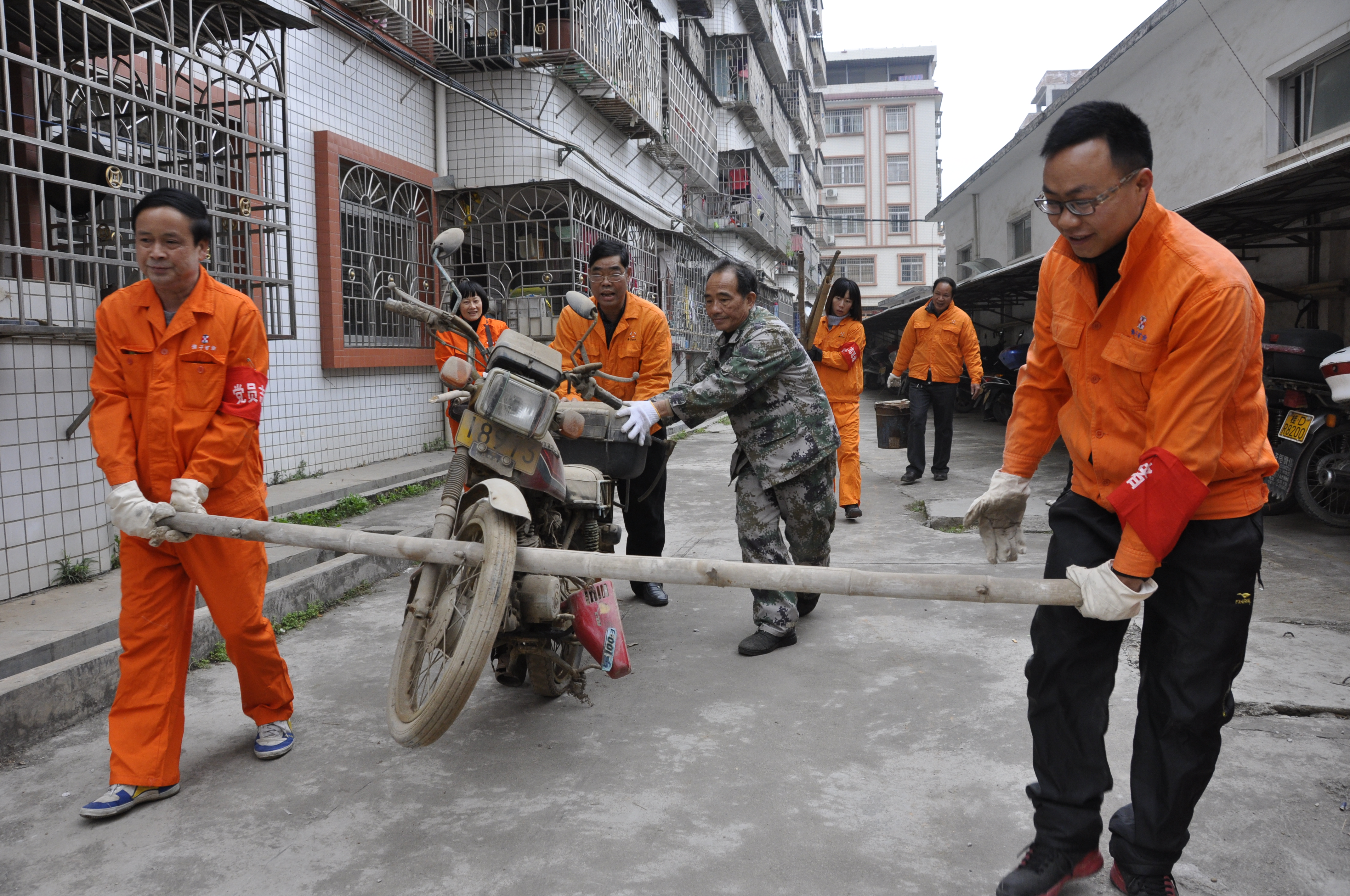 佛子公司開展清理廢舊摩托車、自行車、生活垃圾志愿者服務(wù)活動(dòng)