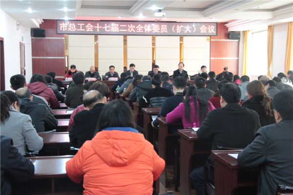 3月11日，梧州市總工會(huì)召開十七屆二次全委會(huì)（擴(kuò)大）會(huì)議，市委副書記蔣海東發(fā)表講話，市總工會(huì)黨組書記、常務(wù)副主席朱明勝作