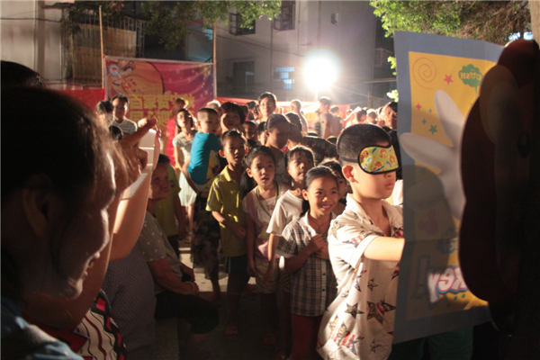 在中秋節(jié)來臨之際，為進(jìn)一步拓展“雙報(bào)到”活動(dòng)，踐行“兩學(xué)一做”學(xué)習(xí)教育，關(guān)愛社區(qū)職工群眾，營(yíng)造歡樂祥和的節(jié)日氛圍，梧州市