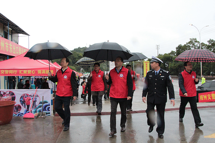 市委常委、組織部部長(zhǎng)張惠強(qiáng)，市人大副主任、市總工會(huì)主席徐遠(yuǎn)洲一行在東出口春運(yùn)服務(wù)站視察各行業(yè)愛(ài)心服務(wù)站.jpg