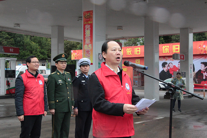 市人大副主任、市總工會(huì)主席徐遠(yuǎn)洲在主持“暖流活動(dòng)”啟動(dòng)儀式.jpg