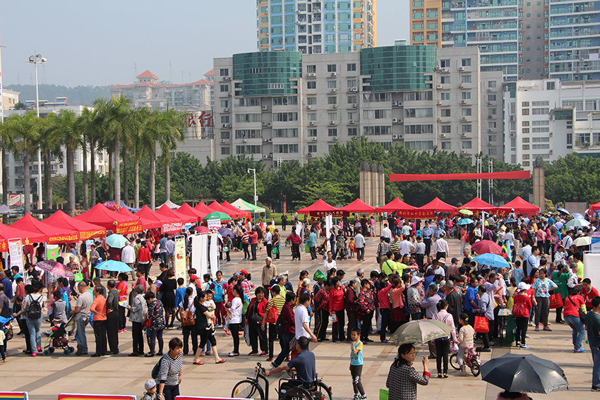 市總工會(huì)舉辦慶五一“中國(guó)夢(mèng)，勞動(dòng)美”服務(wù)職工廣場(chǎng)活動(dòng)(圖文)