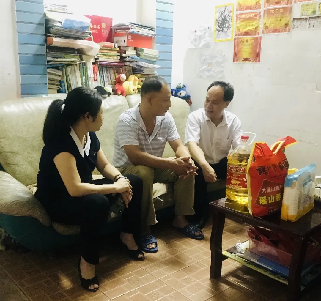 節(jié)日慰問暖人心，結對幫扶情誼真