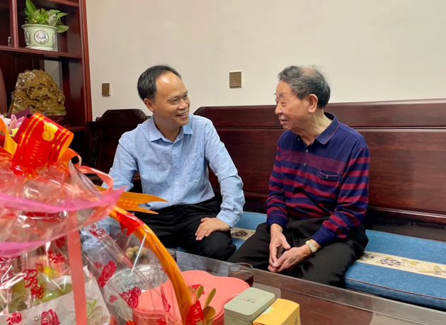 秋意濃，情意真，重陽(yáng)慰問(wèn)暖人心