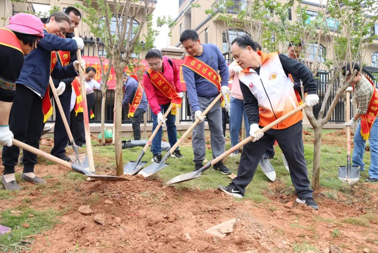 弘揚(yáng)勞模精神、勞動精神、工匠精神！梧州勞模工匠義務(wù)植樹迎“五一”