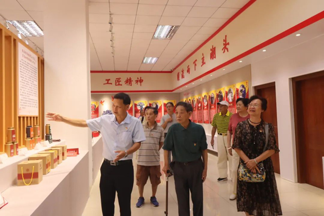 退休不褪色，丹心永向黨丨市總工會(huì)退休黨支部開(kāi)展主題黨日活動(dòng)