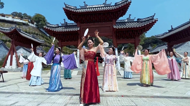 聽(tīng)，梧州學(xué)院的教職工演繹《禮儀之邦》向祖國(guó)73周年華誕獻(xiàn)禮