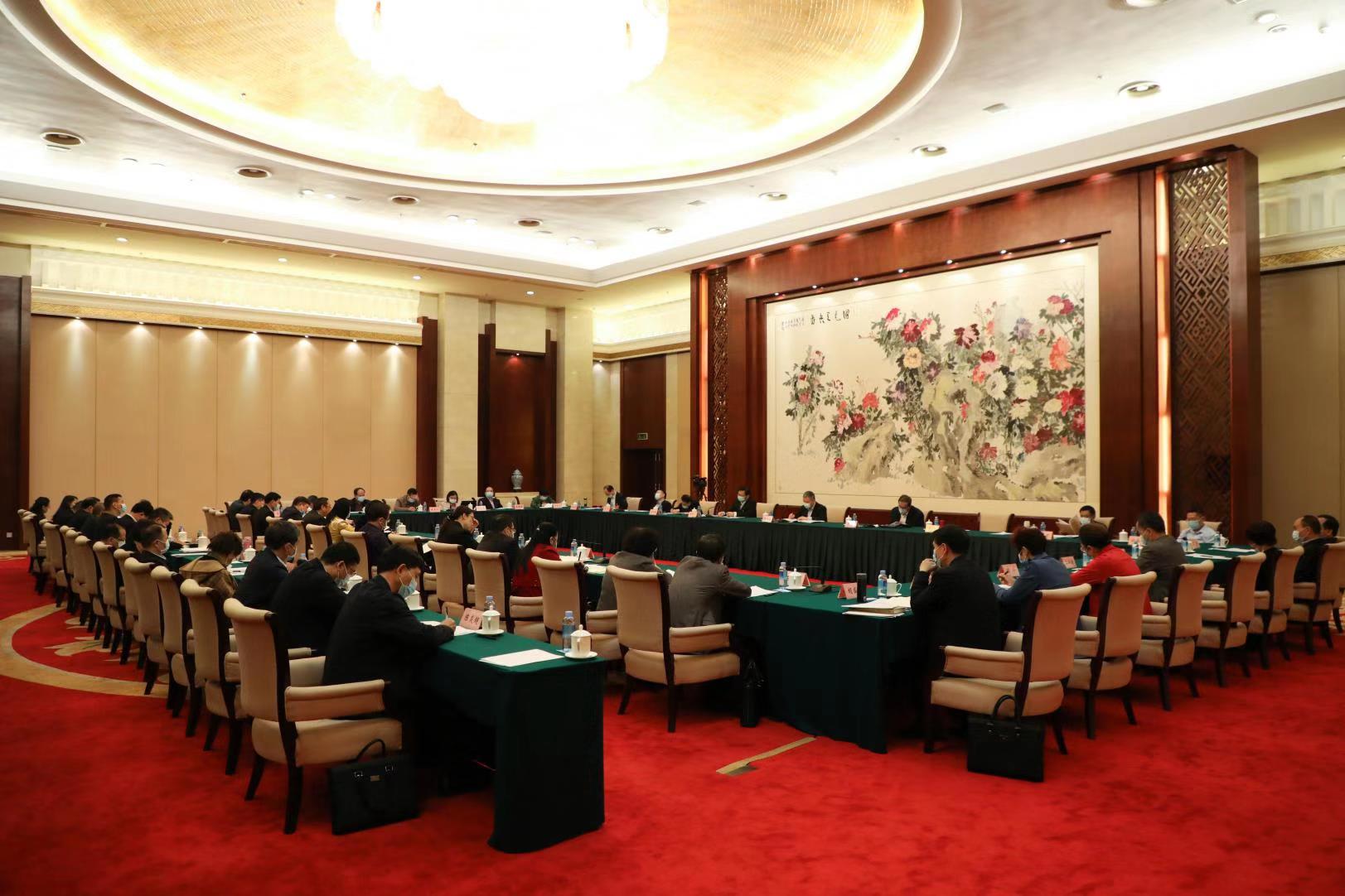 自治區(qū)政協(xié)十二屆四次會(huì)議召開期間，工會(huì)界別委員結(jié)合工作實(shí)際，積極建言獻(xiàn)策——