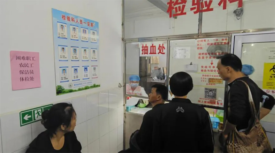 龍圩區(qū)總工會為困難職工、農民工等群體人員開展免費體檢活動