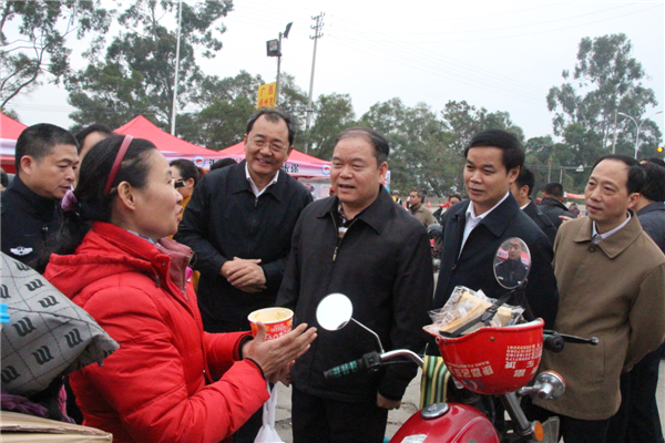 兩廣總工會(huì)主席在暖流行動(dòng)中為返鄉(xiāng)農(nóng)民工送溫暖.jpg