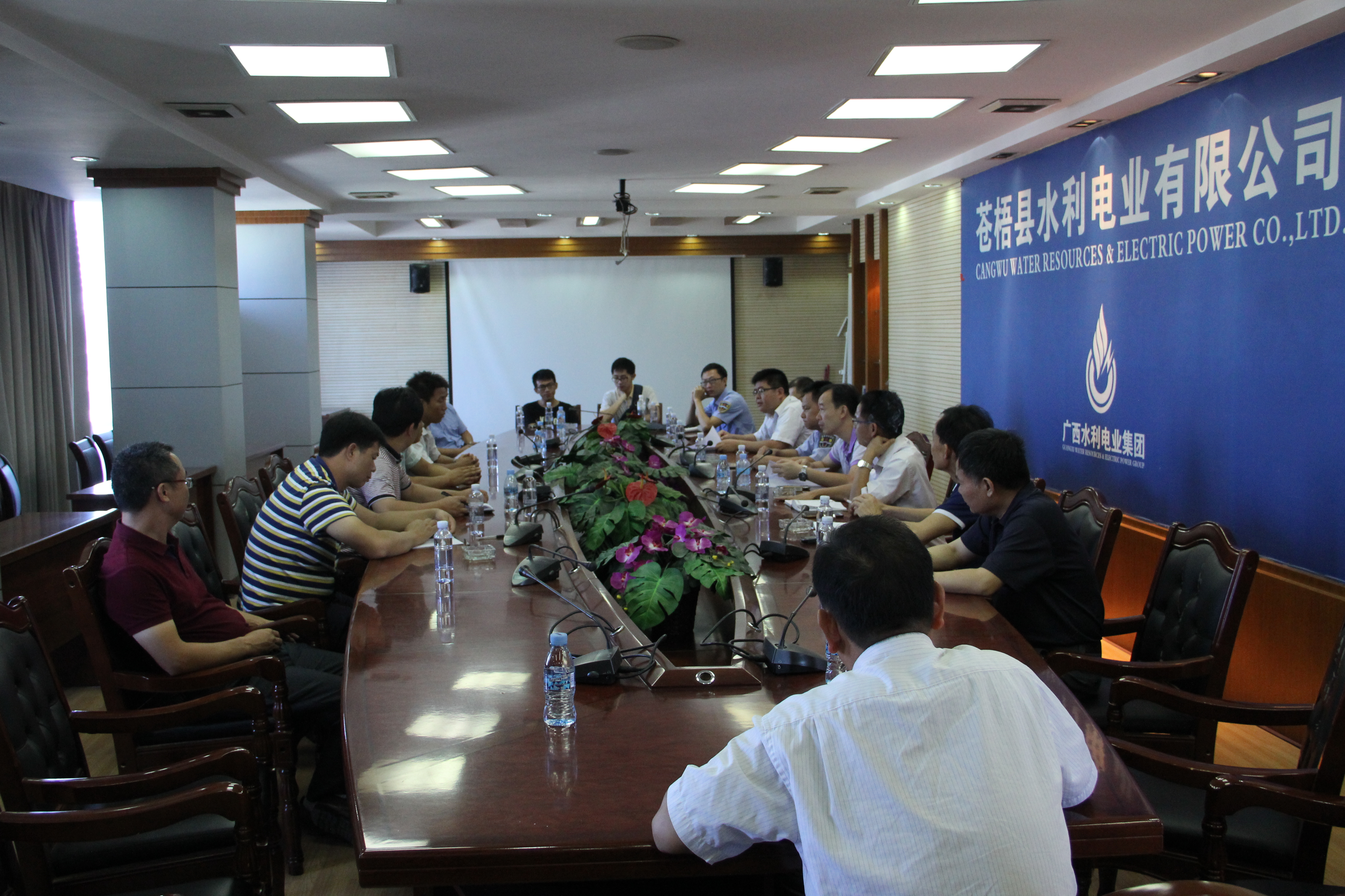 蒼梧農(nóng)民工跳樓討薪事件協(xié)調(diào)會(huì)現(xiàn)場(chǎng).JPG